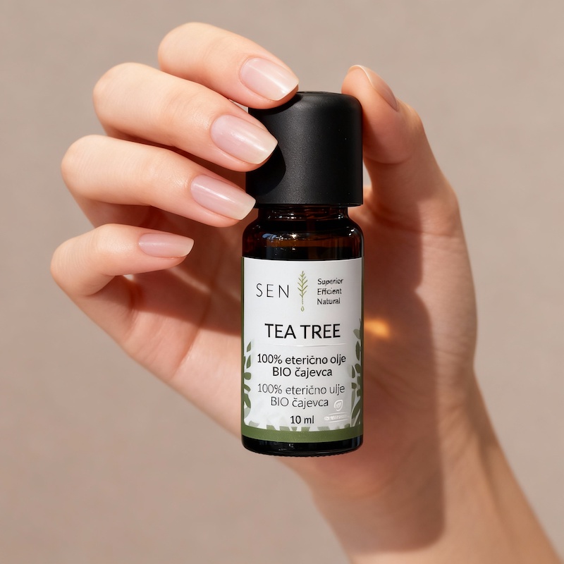 roka drzi steklenicko olja cajevca